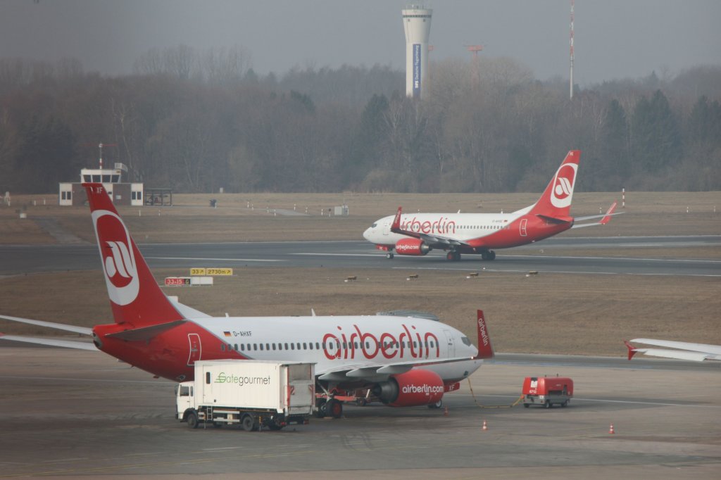 Zwei mal Air Berlin Boeing 737 auf dem Flughafen Hamburg.09.03.2011.