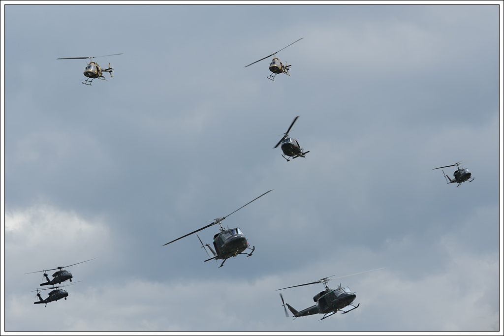 Zwei Mal Bell OH-58B  Kiowa , vier Mal AGUSTA BELL 212 und zwei Mal SIKORSKY S-70  BLACK HAWK  des BH bei der Airpower13 in Zeltweg/sterreich.