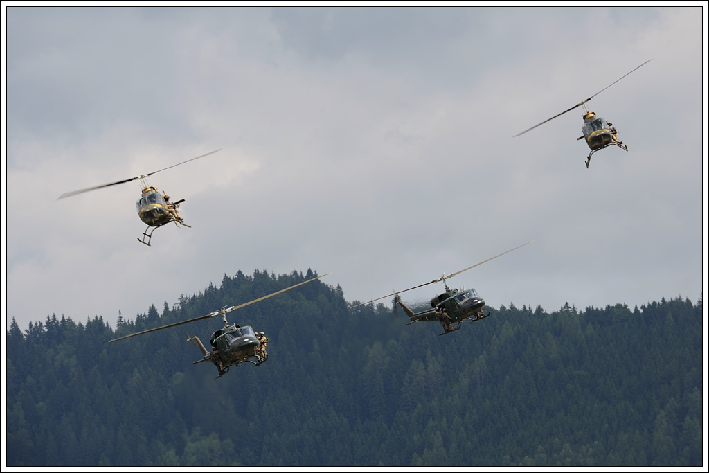 Zwei Mal Bell OH-58B  Kiowa  vorne und zwei Mal SIKORSKY S-70  BLACK HAWK  des BH bei der Airpower13 in Zeltweg/sterreich.
