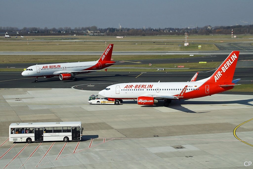 Zwei Maschinen der Air Berlin in Dsseldorf: Vorn die D-ABLA, eine 737-700, hinten die D-ABDS, ein A320-200. (9.3.2010)