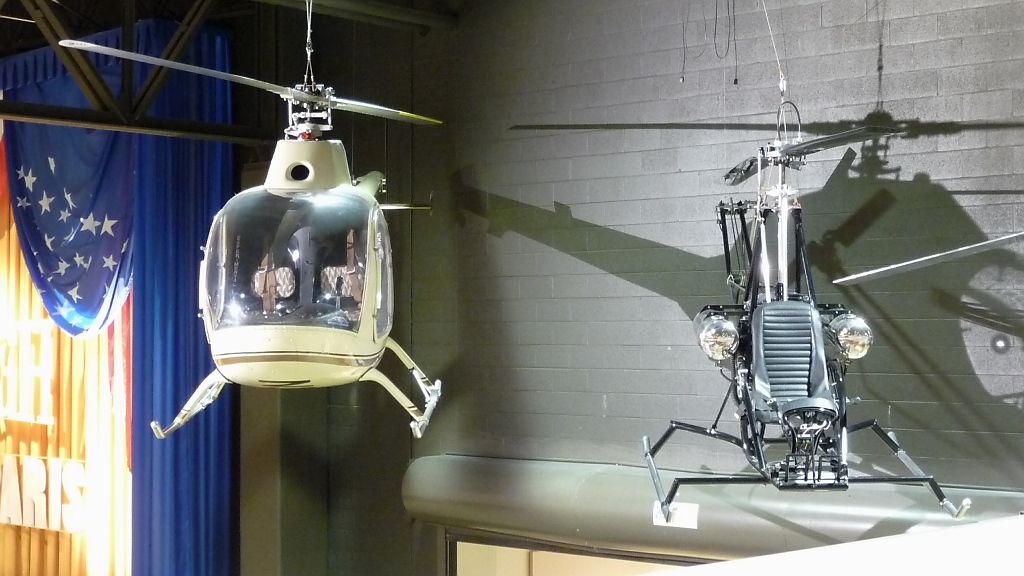 Zwei RotorWay Selbstbau-Hubschrauber hngen im EAA Museum Oshkosh, WI (3.12.10). Links ein  Executive , der von Walter Nitz in zwei Jahren zusammengebaut wurde, und 1985 erstmals flog. Rechts ein  Scorpion I , der 1968 entwickelt wurde.