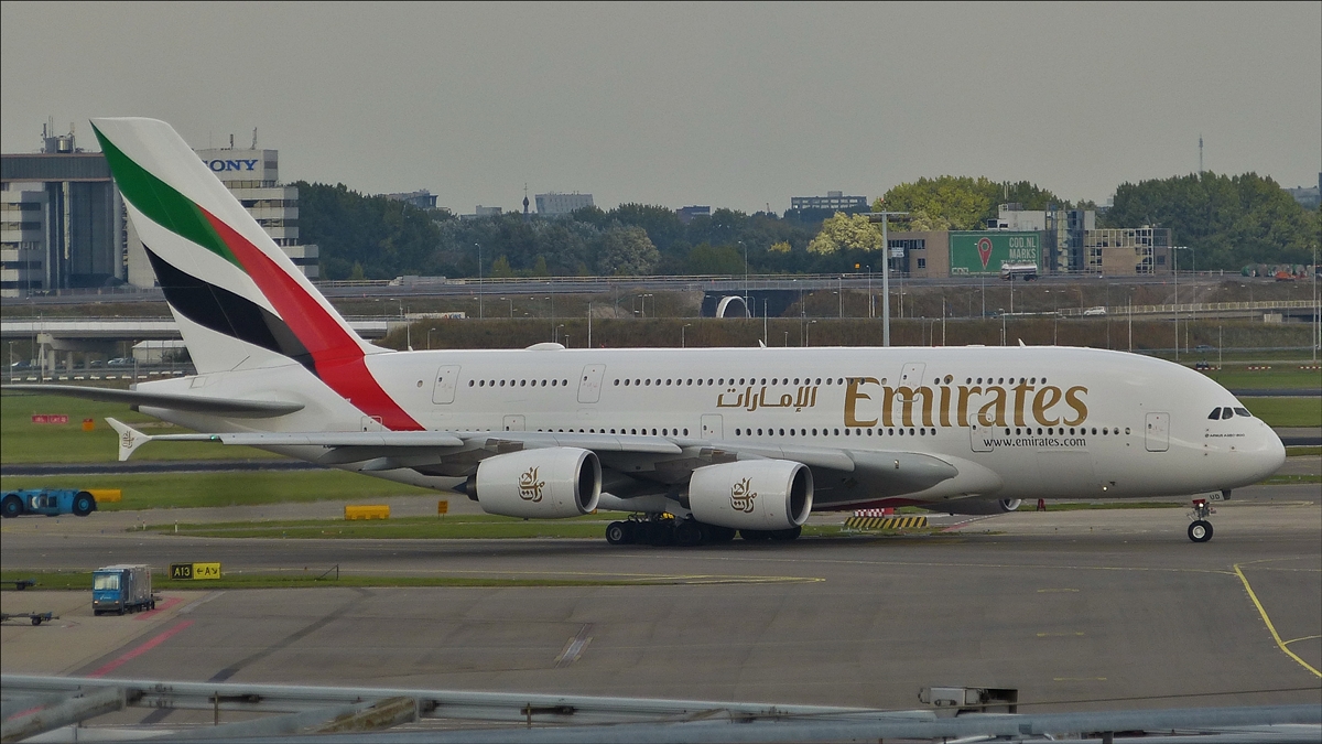 . A6-EUD,  Airbus A 380-861, wurde am 30.06.2016 an die Emirates Airlines ausgeliefert, rollt von seinem Gates zur Startbahn über das Rollfeld auf dem Flughafen von Schiphol.  01.10.2016