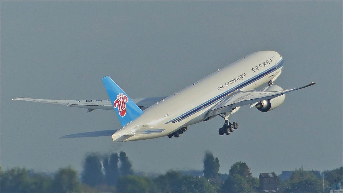 . B-2010  Boeing 777-F1B der China Southern Cargo ist vom Flughafen Schiphol abgehoben und ist dabei das Fahrwerk einzufahren.  01.10.2016. 