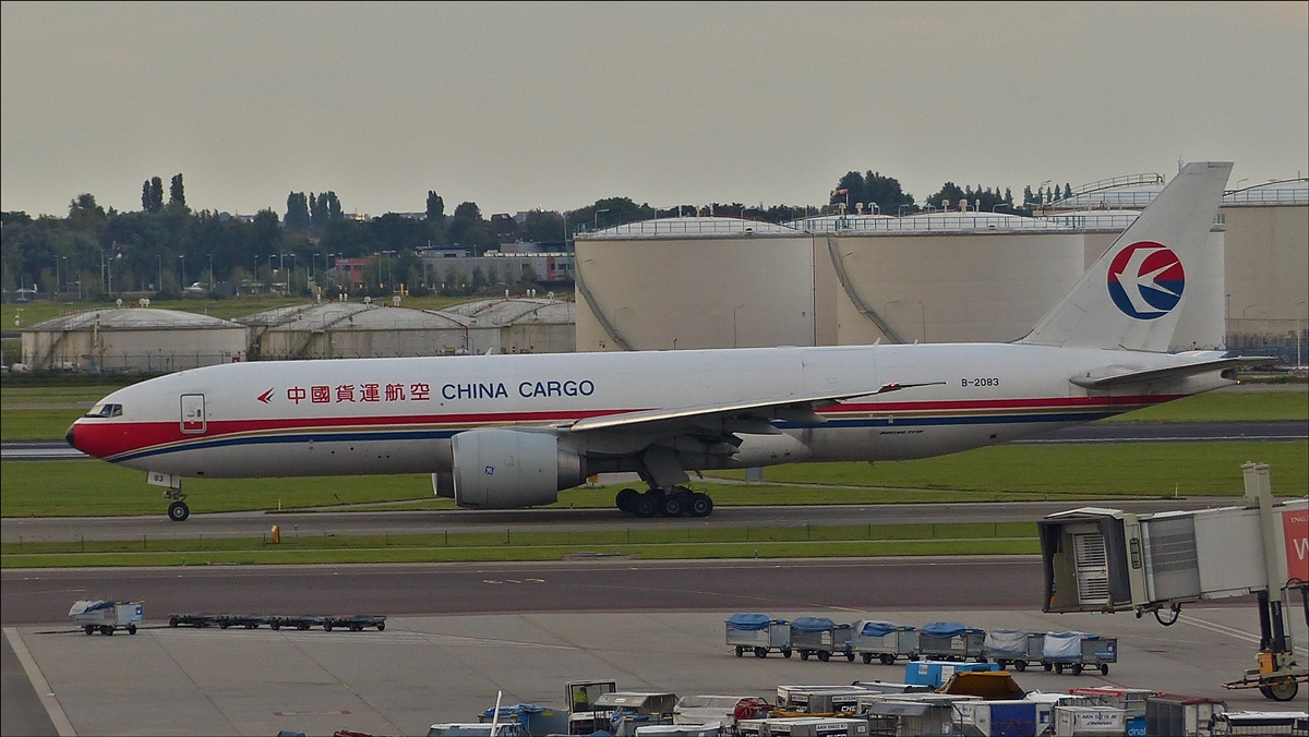 . B-2083  Boeing 777-F6N  China Cargo fhrt ber die Rollbahn um seine Startposition einzunehmen.  01.10.2016