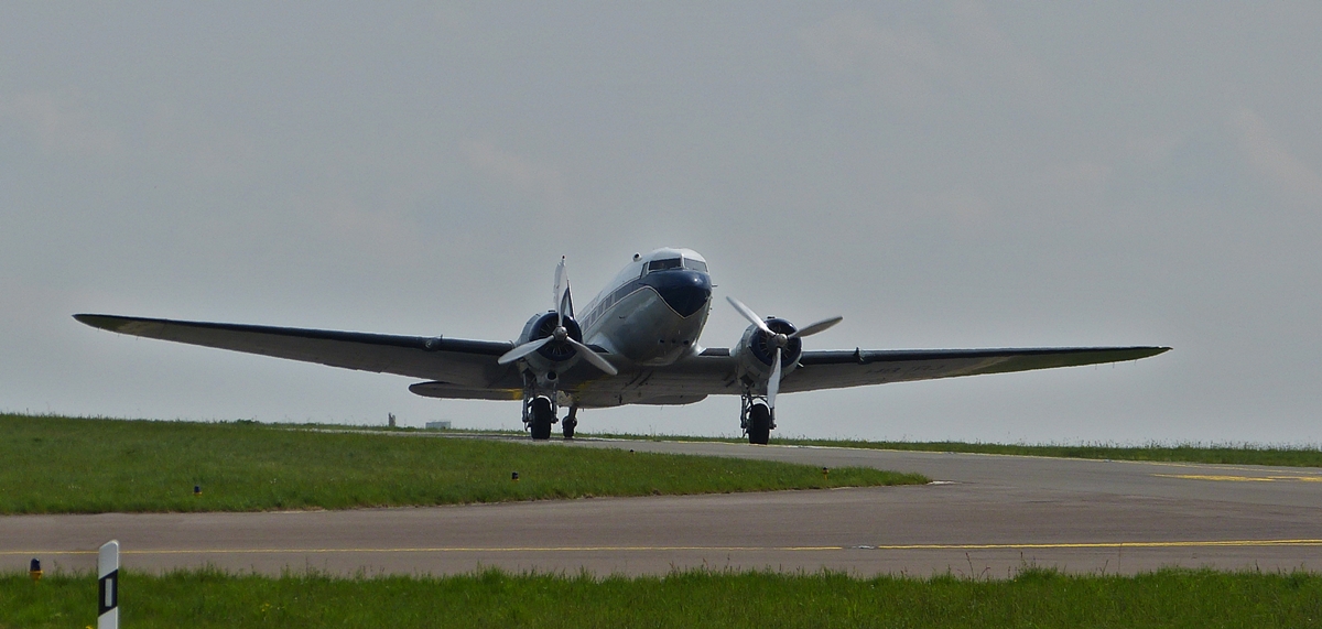 . Breitling DC-3 HR-IRJ, rollt über die Rollbahn zum Austellungsgelände der Sportflugzeuge am Flughafen von Luxemburg, als Anziehungsmagnet zum Tag der offenen Tür am 02.05.2015.