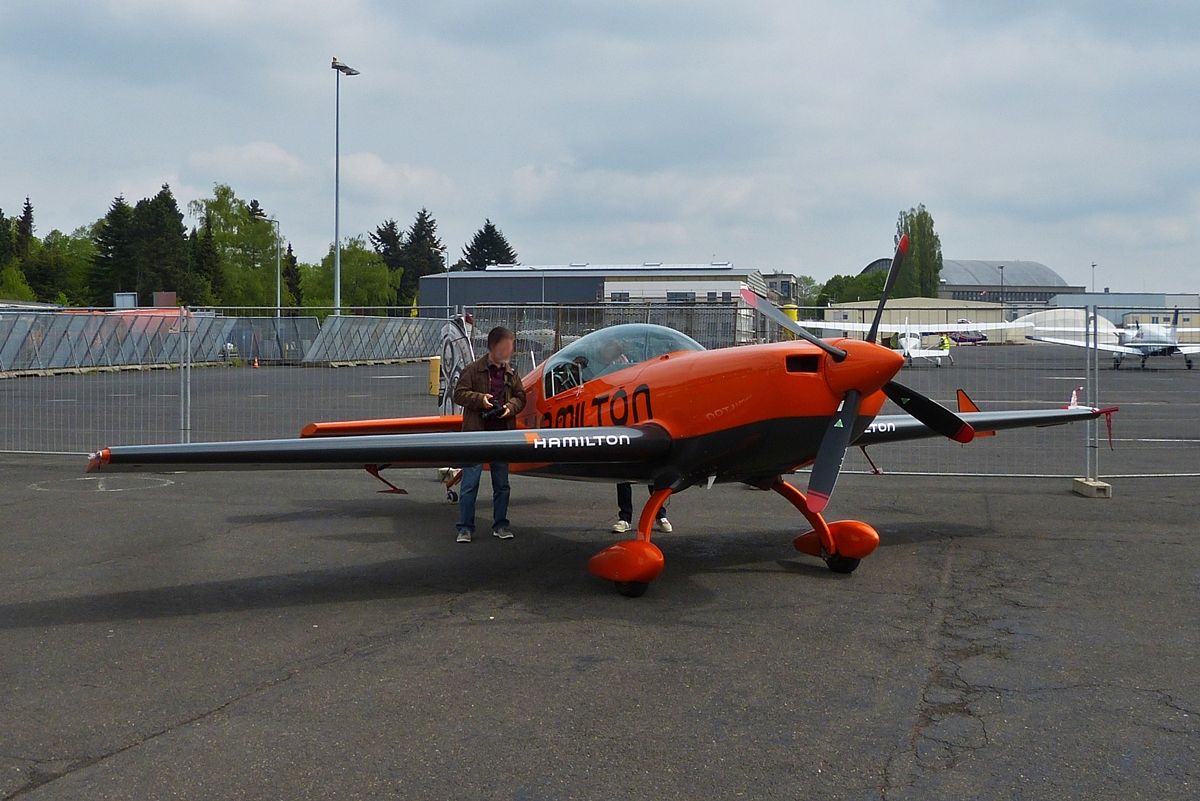 . D-Ezig,  Extra 300L Sportflugzeug war am 02.05.2015 in Luxemburg zu Gast.
