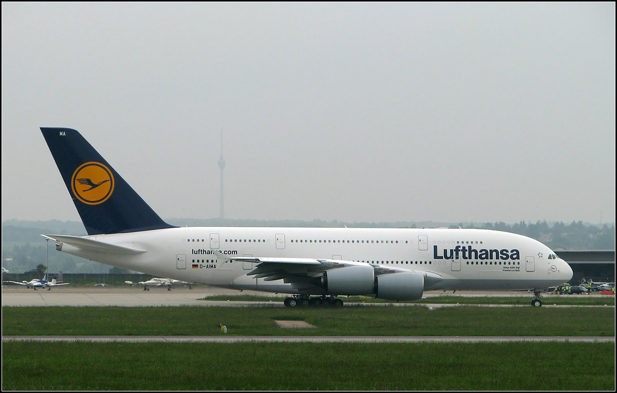 . Ein Stuttgarter Wahrzeichen im Hintergrund -

Nur im Dunst ist der Stuttgarter Fernsehturm zu erkennen, als die Lufthansa A380-800 Frankfurt am Main, D-AIMA zu ihrer Startposition rollt.

02.06.2010 (J)