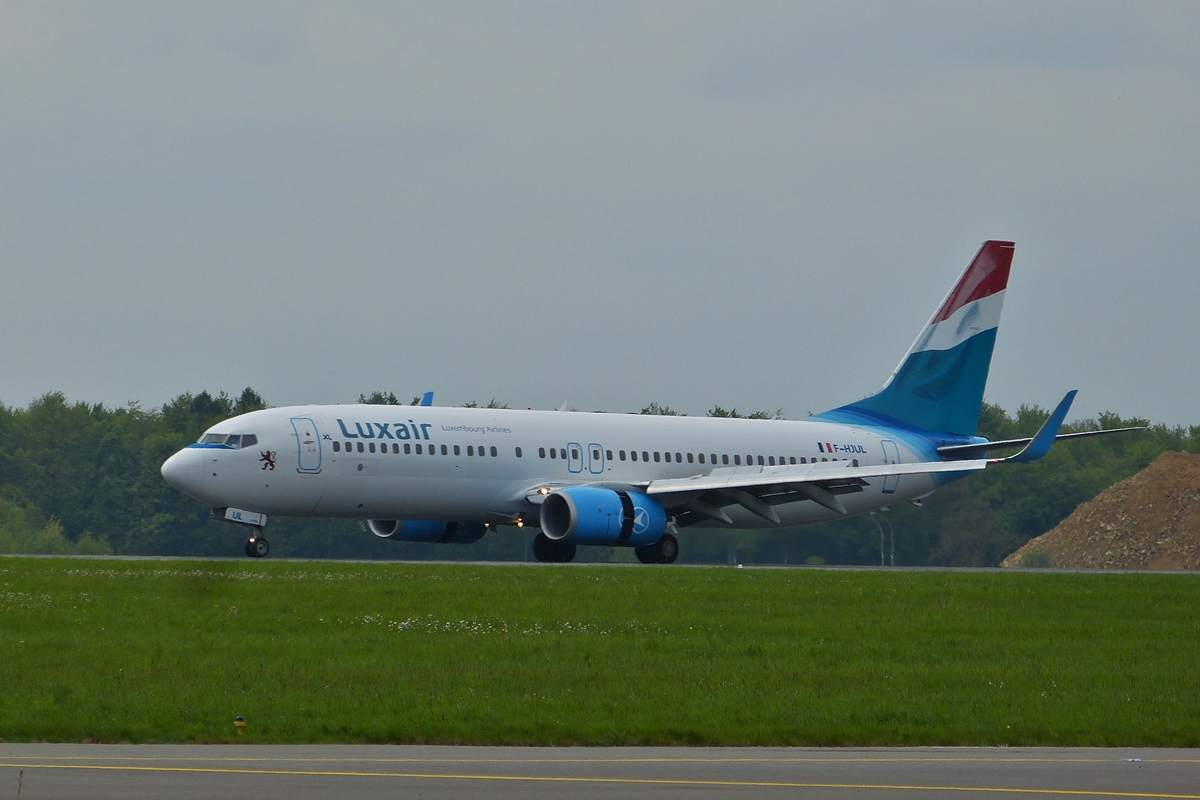 . F-Hjul, Boeing 737-8Q8 angemitet durch die Luxair ist soeben in Luxemburg gelandet.  02.05.2015