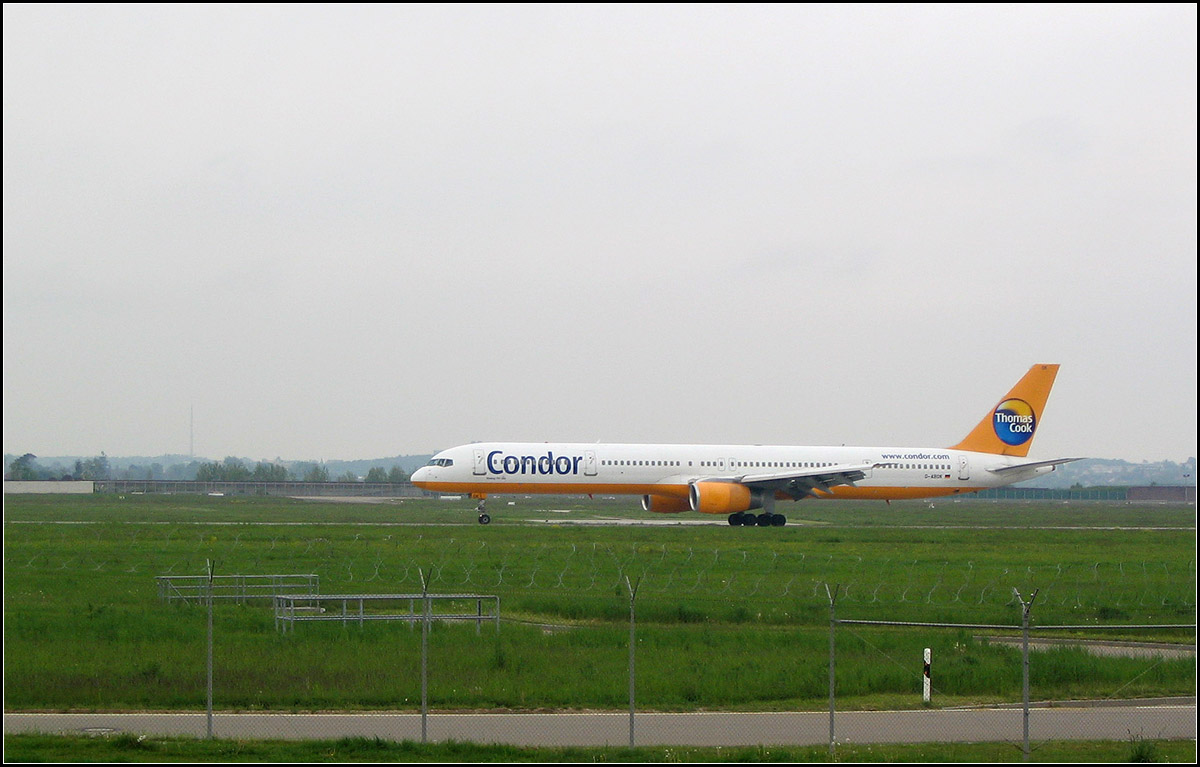 . Gegen den Wind und mit leichter Steigung -

Eine Condor 757-300 D-ABOK(?), beim Start in Richtung Westen auf der leicht ansteigenden Startbahn des Stuttgarter Flughafens. 

Die Kennung konnte ich nur erahnen, da es aber eine Condor-Maschine dieser Kennung gibt, gehe ich mal davon aus, dass sie auch stimmt.

14.05.2005 (?)