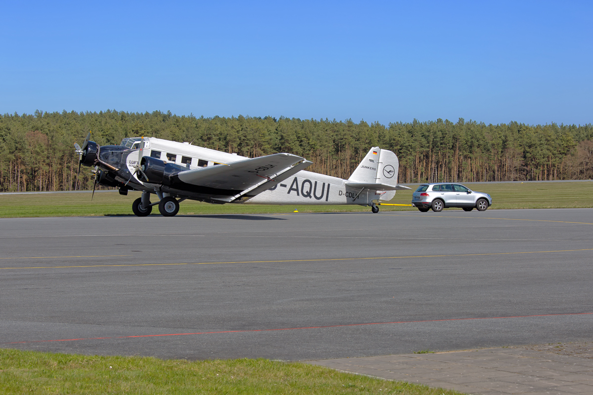 
 Junker-52 D-AQUI wird nach dem Auftanken zum Hangar 10 des Inselflughafens Heringsdorf geschleppt. - 17.04.2015
