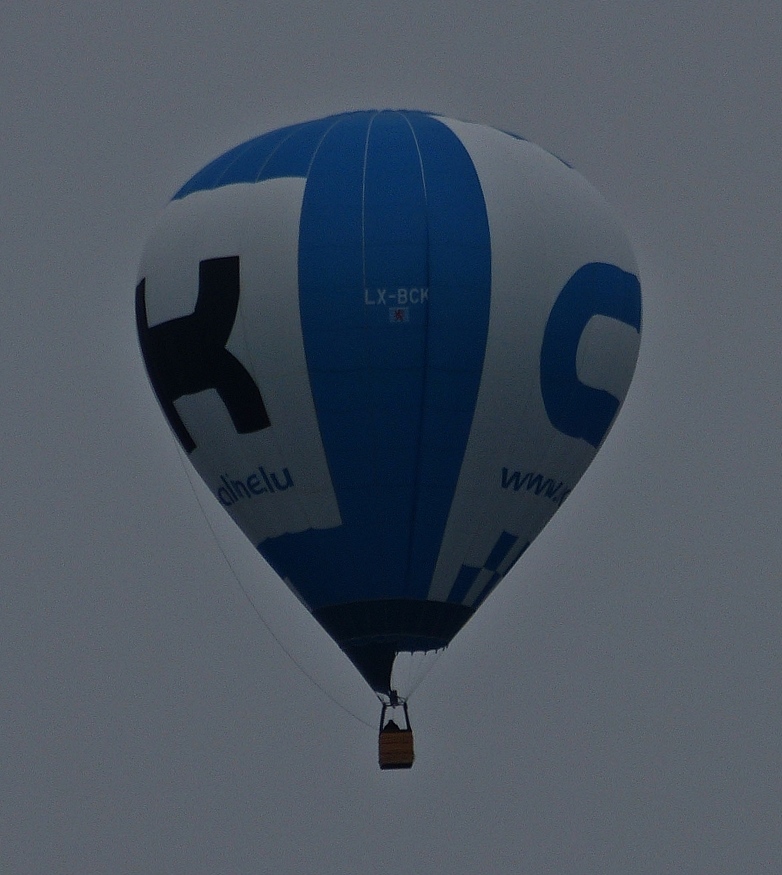 . LX-BCK am 20.06.2015 überflog dieser Heißluftballon den Ort Erpeldange nahe Wiltz. (L) 