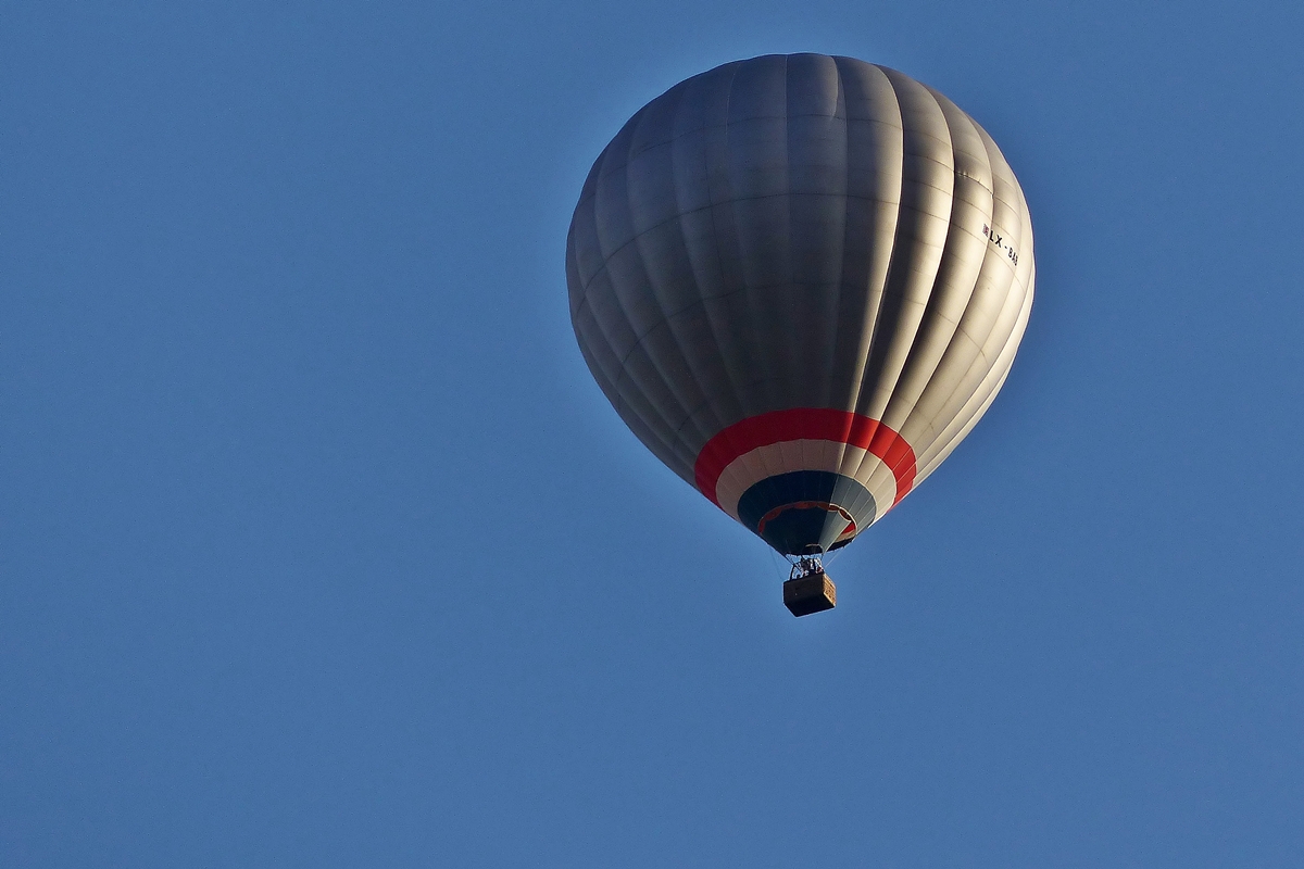 . (LX-BOB) Heilufballon am Abend des 21.08.2014 aufgenommen nahe Diekirch. Hersteller Schroeder Fire Ballons GmbH, Typ G 50/24, BauNr 878, Fassungsvermgen 5000 cbm. (Jeanny)