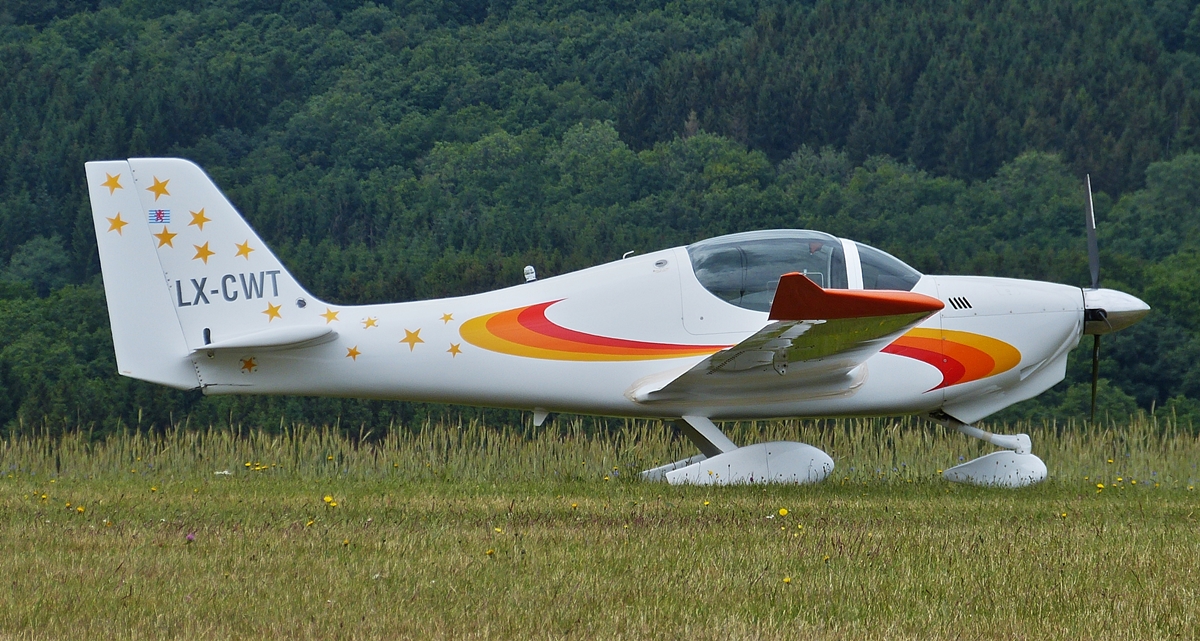 . LX-CWT, Europa Airkraft XS-MG, steht am Rande des Flugplatzes in Nortrange abgestellt.  20.06.2015