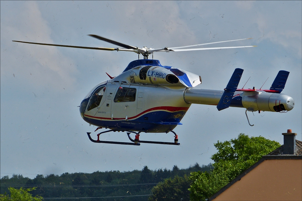 . LX-HRC, McDonnell-Douglas 900 Explorer der Luxemburg Air Rescue hat soeben in Marnach von einem abgemähten Gras Feld abgehoben und fliegt nun mit dem Patienten nach Ettelbrück ins Krankenhaus.  05.06.2018