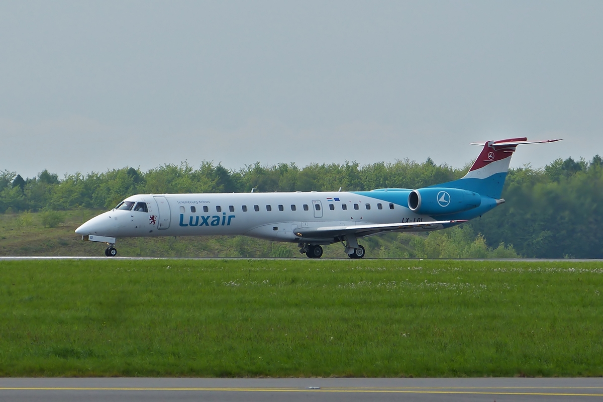 . LX-LGI  Embraer ERJ-145  LU der Luxair beim Beschleunigen auf der Startbahn am 02.05.2015.