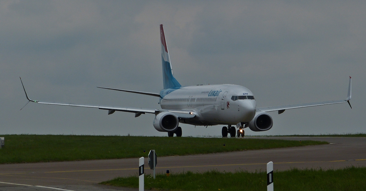 .  LX-LGV  BOEING 737 8C9 fährt über die Rollbahn des Flughafen von Luxemburg.  02.05.2015.