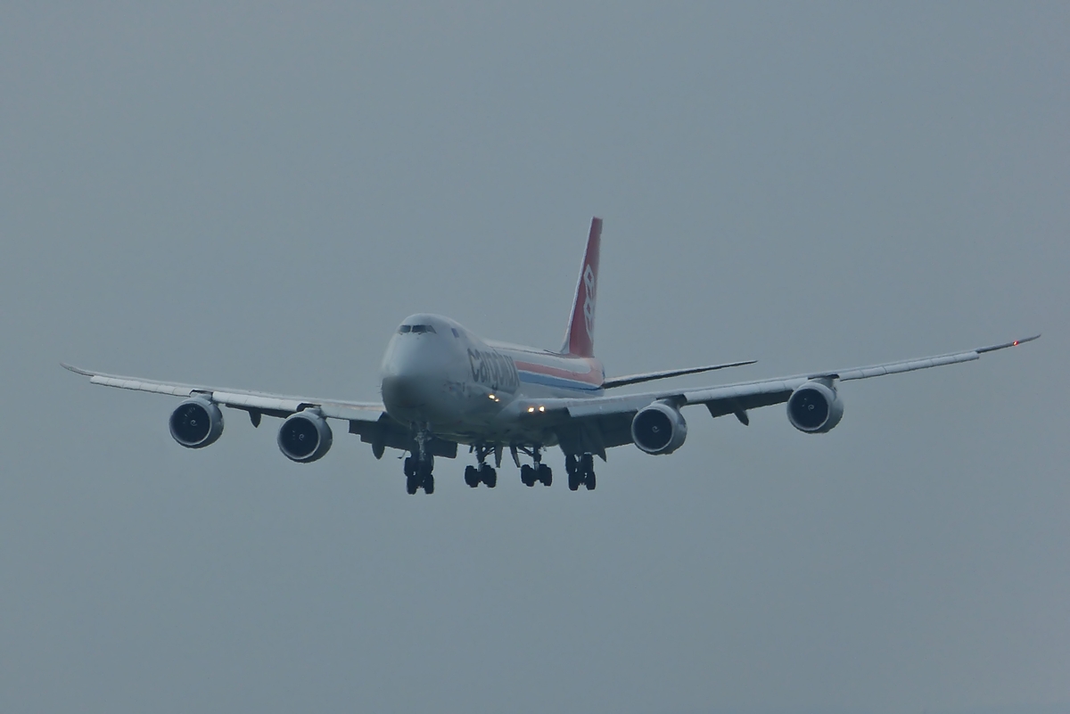 . LX-VCB, Boeing 747-8R7F von Cargolux aufgenommen beim Landeanflug auf den Flughafen von Luxemburg.