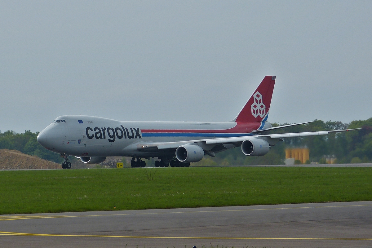 . LX-VCC BOEING 747-8R7F der Cargolux beim beschleunigen auf der Startbahn in Luxemburg.  02.05.2015