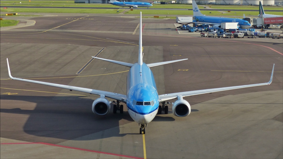 . PH-BXI Boeing 737-8K2 von KLM rollt über das Rollfeld des Flughafens Schiphol der Besucherterrasse entgegen auf dem Weg zu ihrem Gate.  01.10.2016