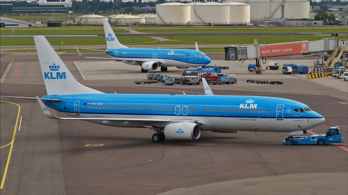 . PH-BXI  und  PH-BXD,  2 Boeing 737-8K2 von KLM,  in verschiedener Farbgebung werden gleichzeitig von ihren Gates zu den Startvorbereitungen auf das Rollfeld geschoben.  01.10.2016