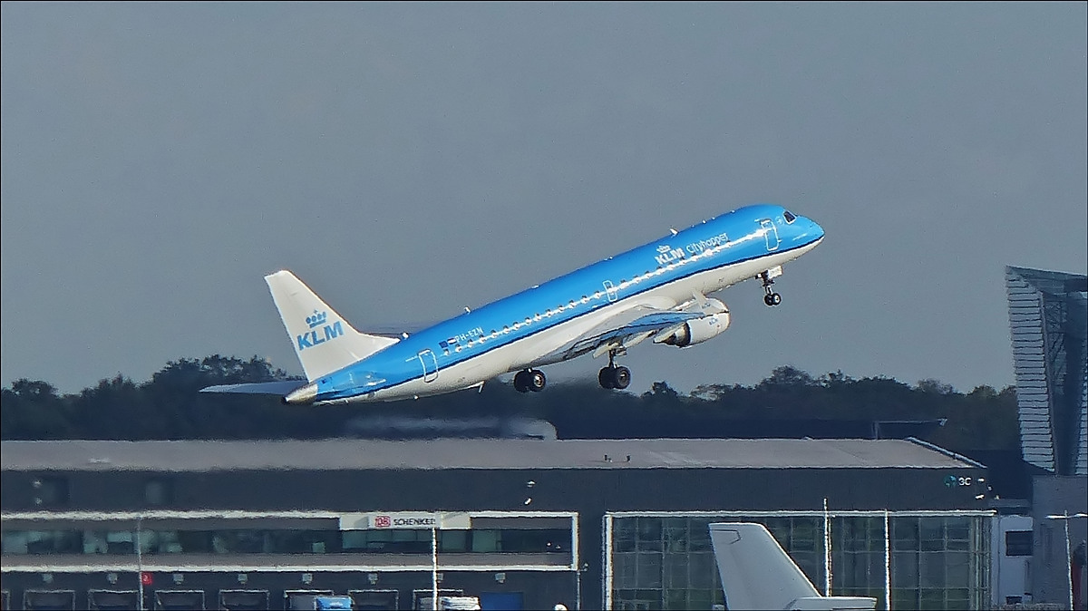 . PH-EZN Embraer 190 STD, Cityhopper von KLM hat soeben vom Flughafen Schiphol abgehoben.  01.10.2016  (Jeanny)