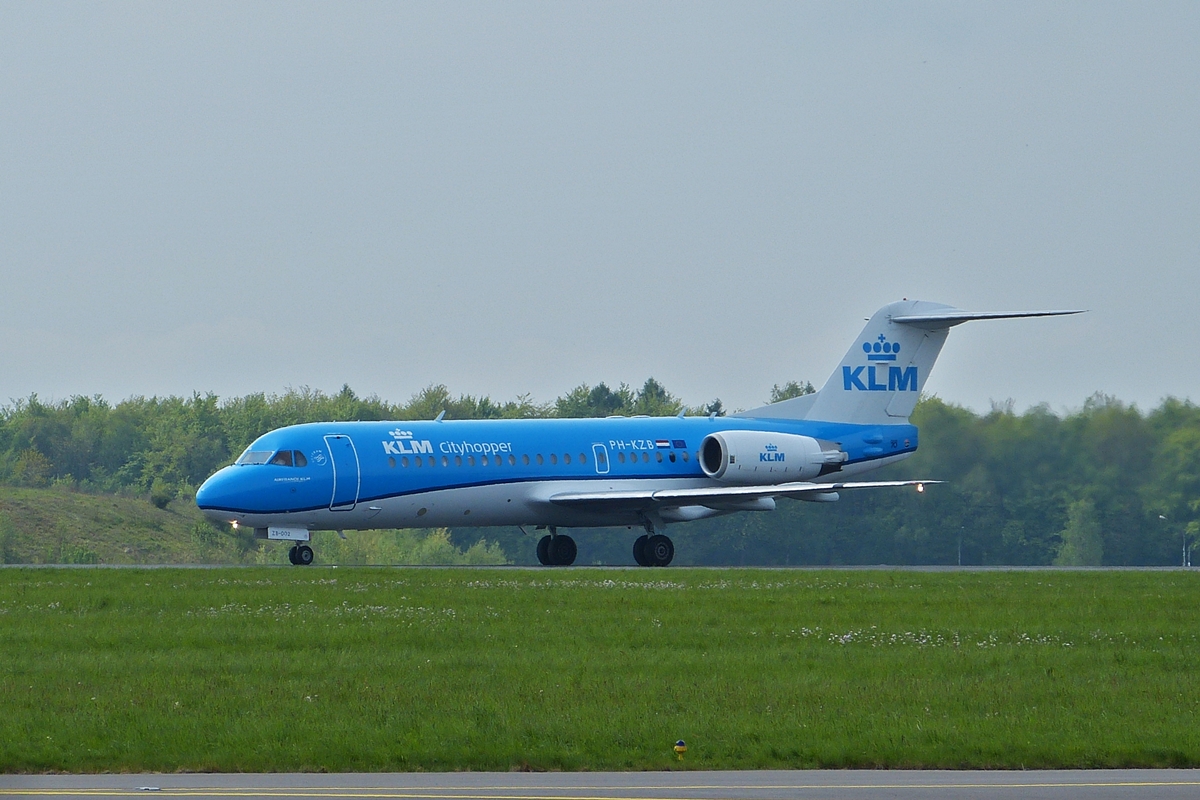 . PH-KZB KLM Cityhopper Fokker F70, aufgenommen auf der Startbahn beim Abflug vom Flughafen in Luxemburg.  02.05.2015