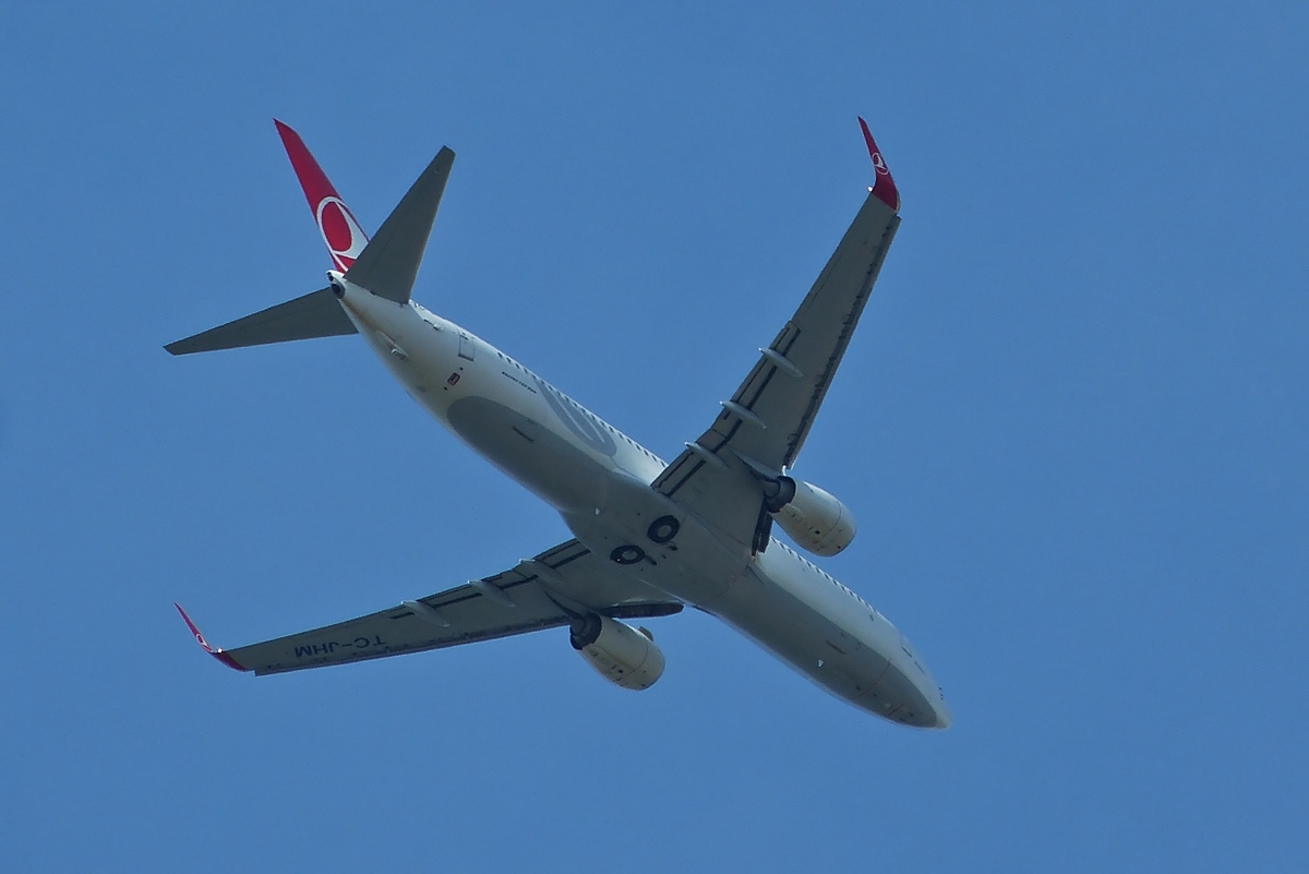 . TC-JHM, Boeing 737-8F2 der Turkish Airlines berflog am 12.07.2015 den Ort Grevenmacher in Richtung Flughafen Luxemburg. 