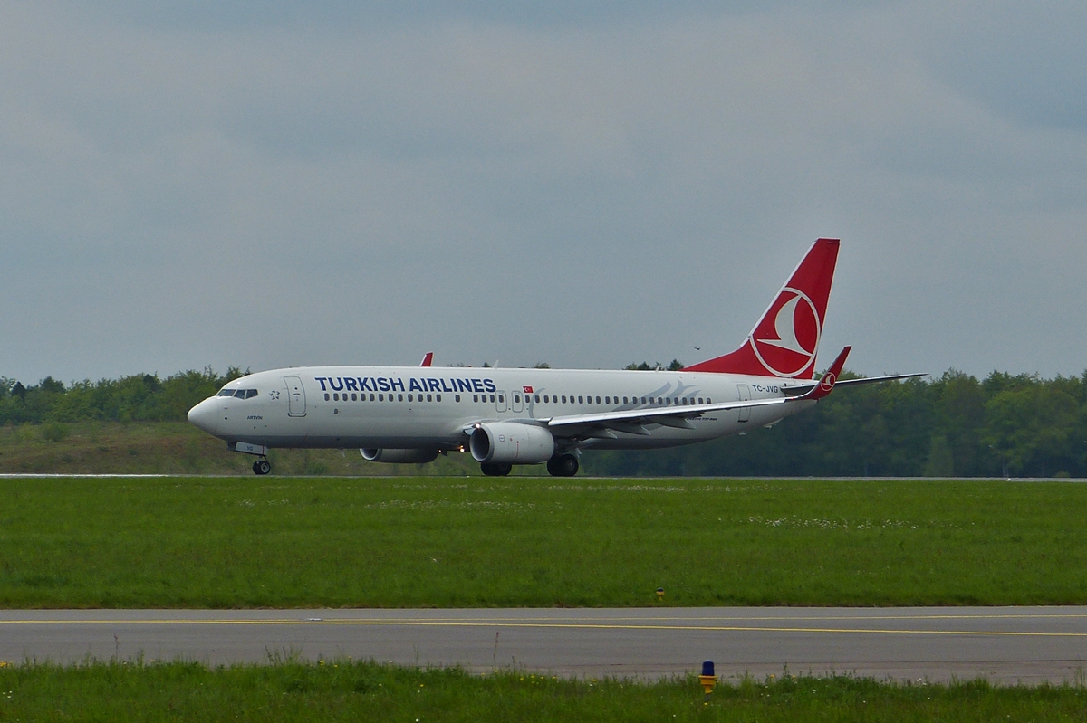 . TC-JVC,  Boeing 737-800 der Türkisch Airlines beim start am Flughafen in Luxemburg. 02.05.2015 
