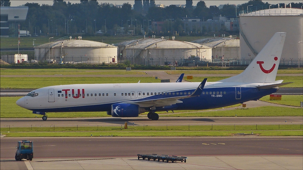 . YR-BMD  Boeing 737-85F von TUI Nederland, ist soeben gelandet und rollt in Richtung seines Gates auf dem Flughafen Schiphol von Amsterdam.  01.10.2016
