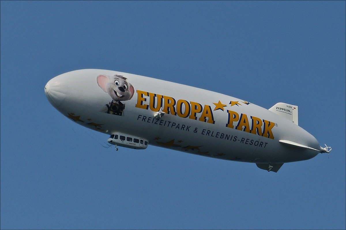 . Zeppelin NT N07 D-LZFN Friedrichshafen mit Werbung für den Europapark, gesichtet bei seiner Rundflug über Lindau.  08.09.2017  (Hans)