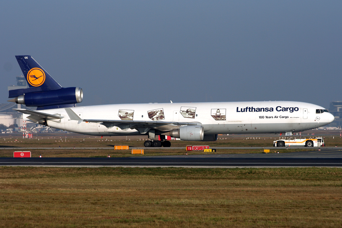 100 Years Lufthansa Cargo MD-11F D-ALCC gezogen auf dem taxiway zur Cargoplatte in FRA / EDDF / Frankfurt am 13.11.2011