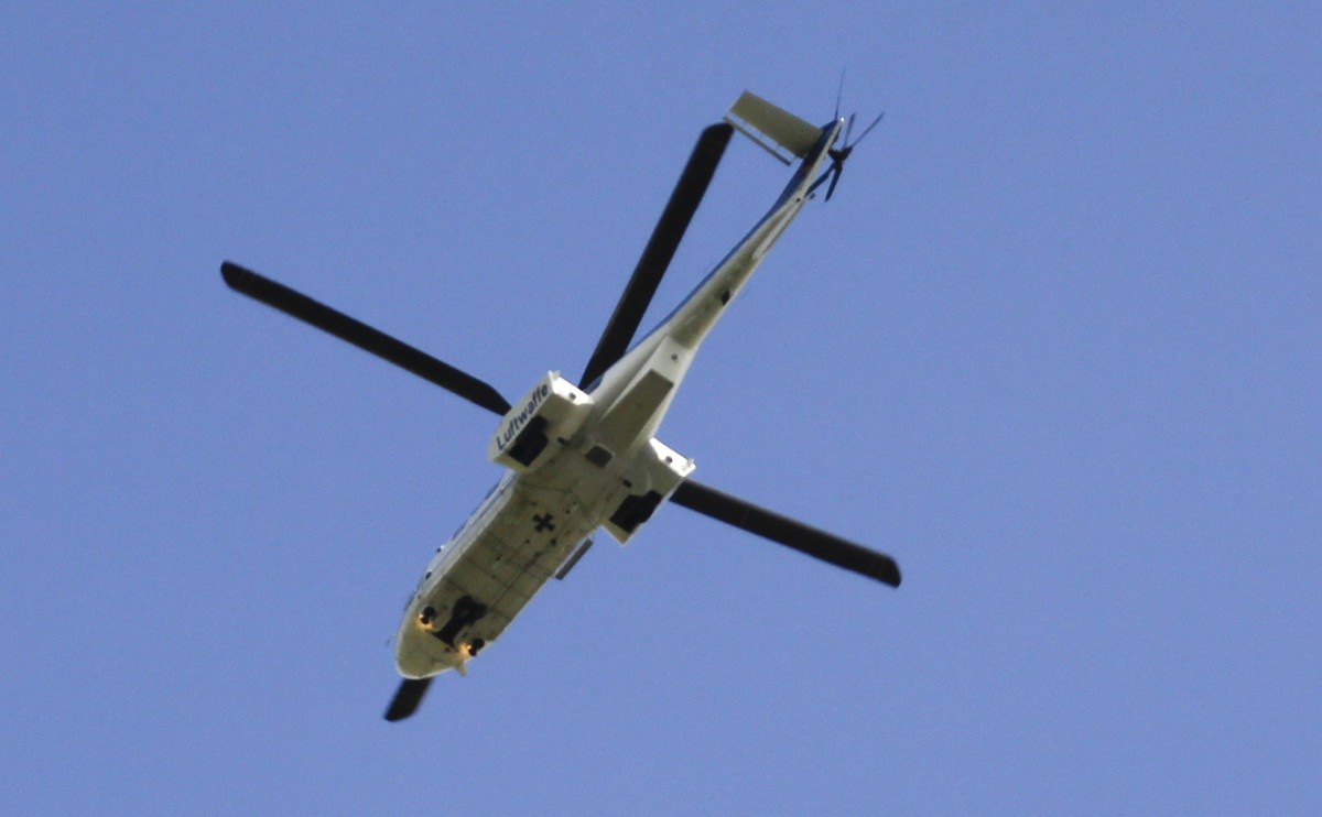 10.5.15 @ LEJ / Luftwaffe (Flugbereitschaft) Eurocopter AS-532 U2 Cougar 82+03 im Überflug von Süd nach Nord