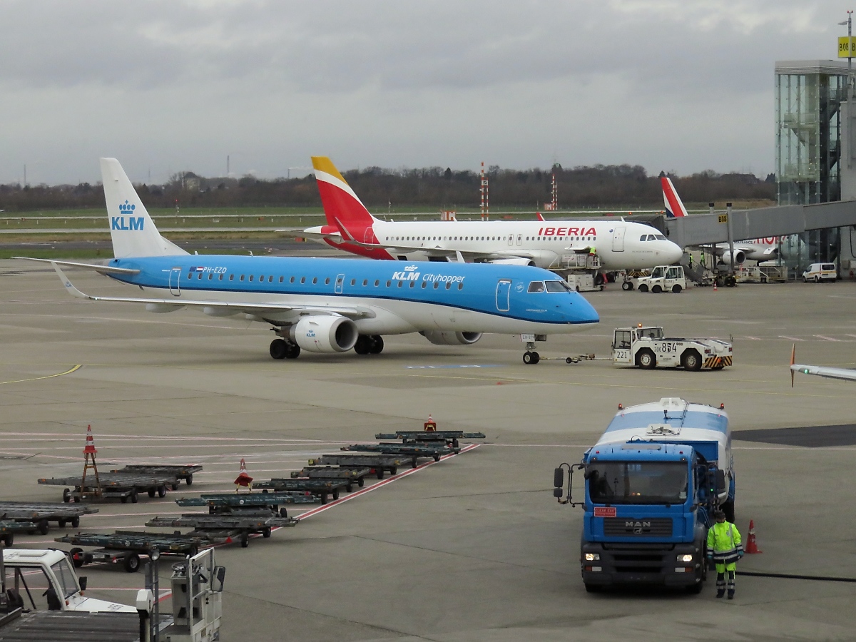 180-Wende auf der Stelle, Teil 1: KLM Cityhopper PH-EZD - Embraer ERJ-190STD - in Düsseldorf, 1.2.2018