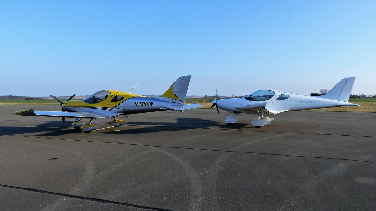 2 BRM Aero Bristell NG-5, D-MRBN und D-MMBY auf dem Vorfeld in Gera (EDAJ) am 26.3.2022 
Die eine im schönen Gesign, die andere nackig weiß.