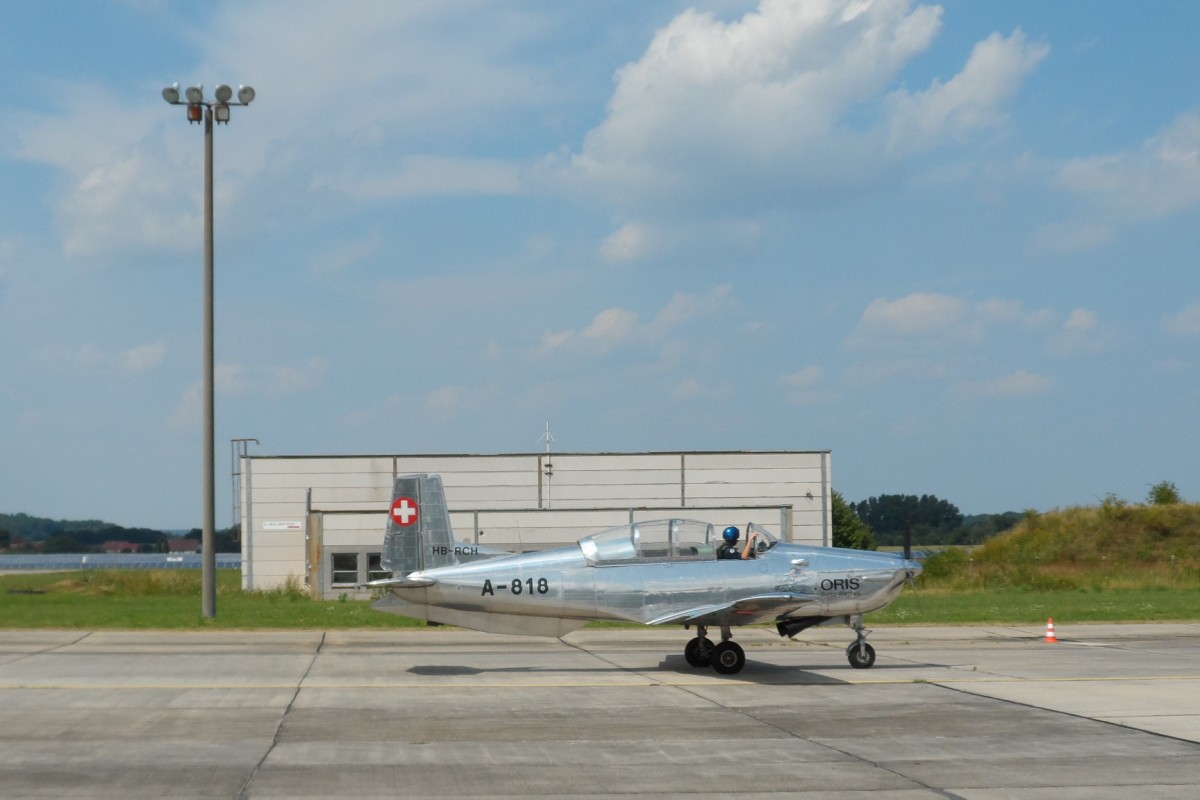 2013-08-10 Zu den 10. Bautzener Flugtagen waren die P3-Flyers aus der Schweiz zu Gast. Landung von HB-RCH nach der Kunstflugvorfhrung.

