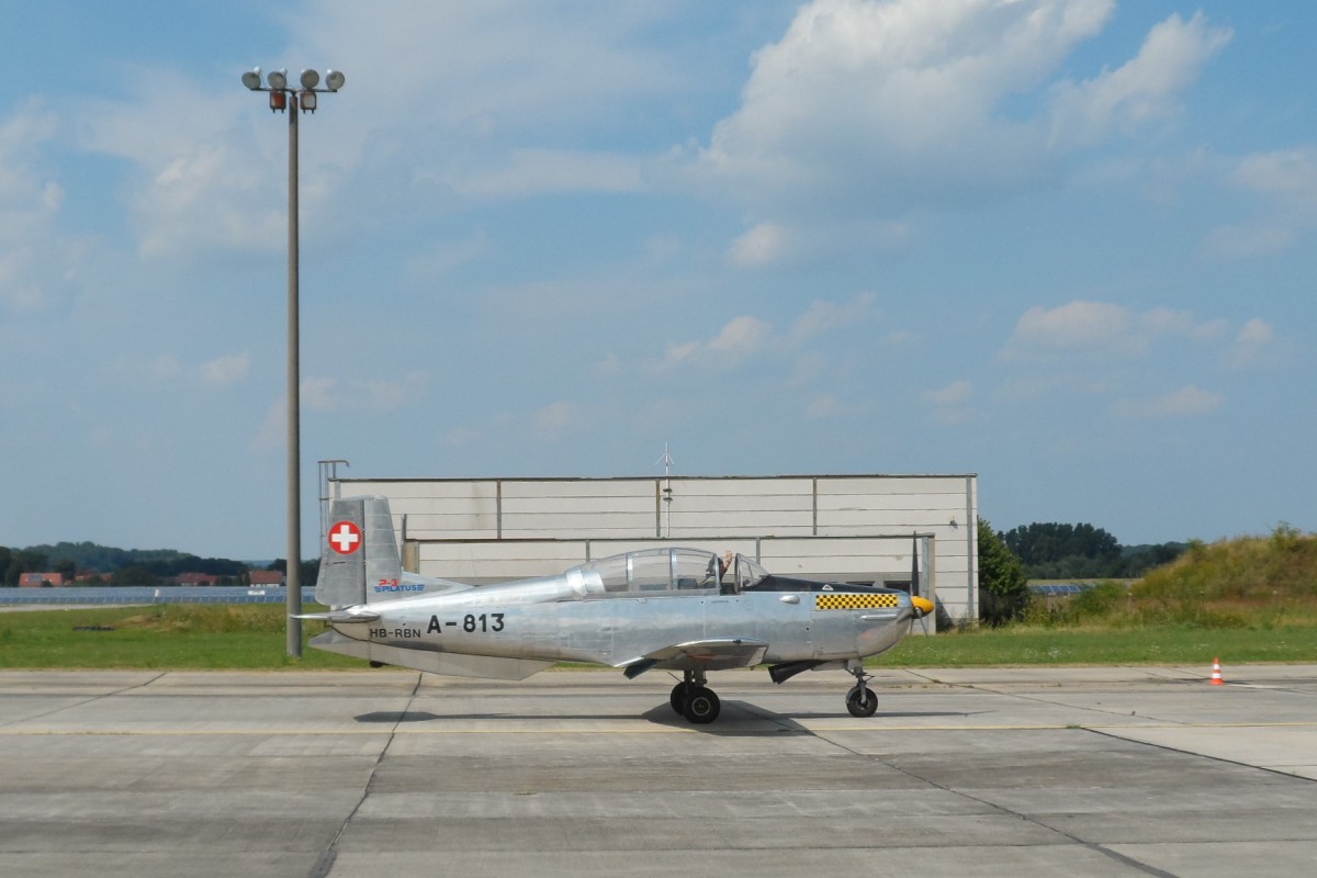 2013-08-10 Zu den 10. Bautzener Flugtagen waren die P3-Flyers aus der Schweiz zu Gast. Landung von HB-RBN nach der Kunstflugvorfhrung.