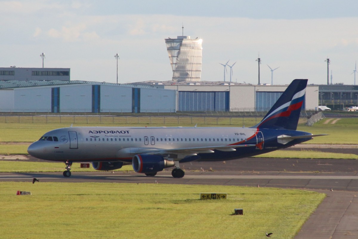 27.9.2015 Berlin Schönefeld. Aeroflot VQ-BHL Taxi zum Gate