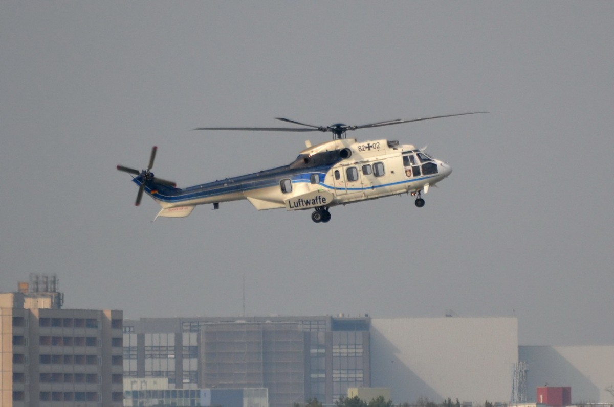 82 +02 der deutschen Luftwaffe Eurocopter AS 532 Cougar bei der Landung in Tegel am 03.04.2014