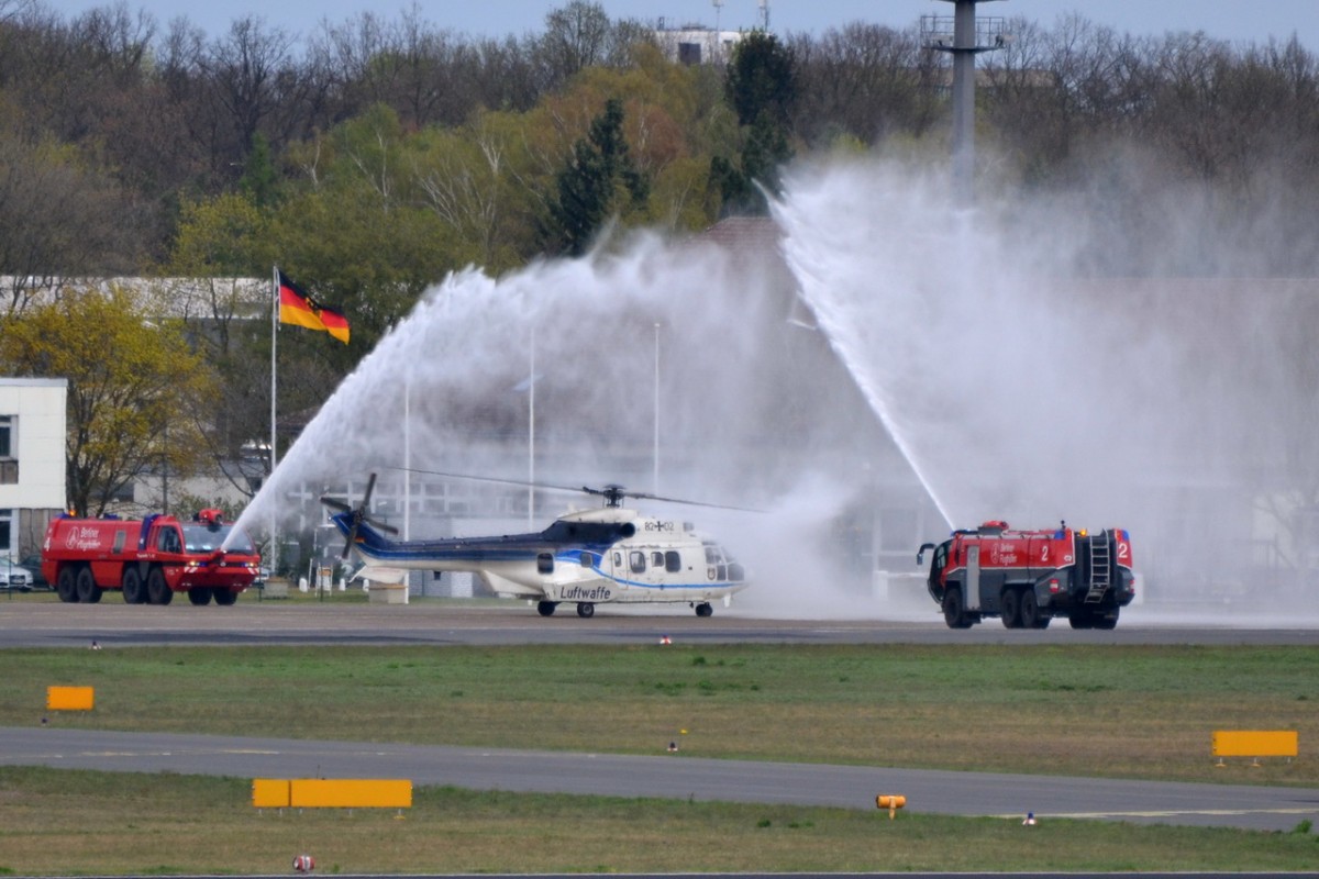 82 +02 der deutschen Luftwaffe Eurocopter AS 532 Cougar  ein nasser Empfang in Tegel am 09.04.2014