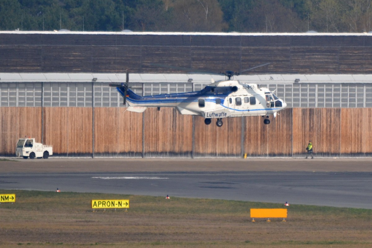 82 +03 der deutschen Luftwaffe Eurocopter AS 532 Cougar   Landung in Tegel  03.04.2014