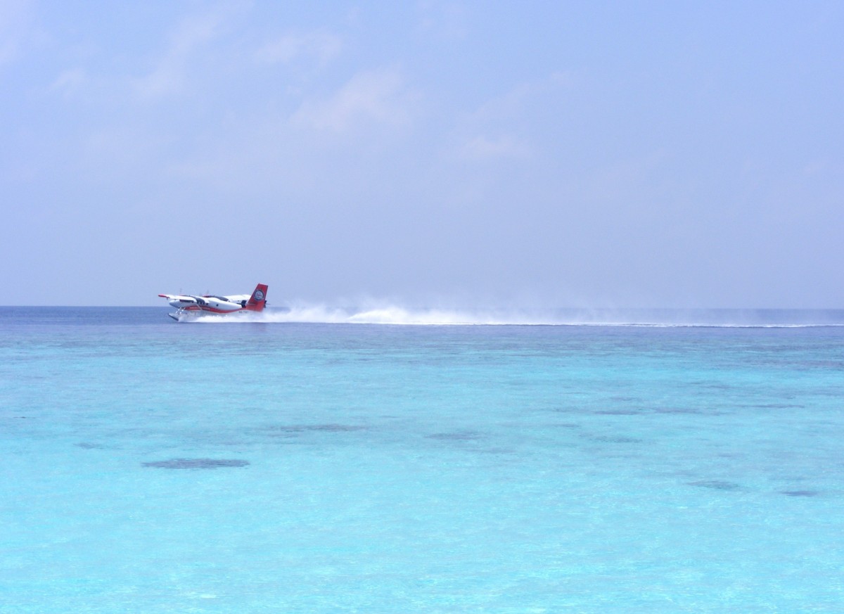 8Q-TME von Trans Maldivian Airways beim Start vor der Insel Meedhupparu am 14.3.2014