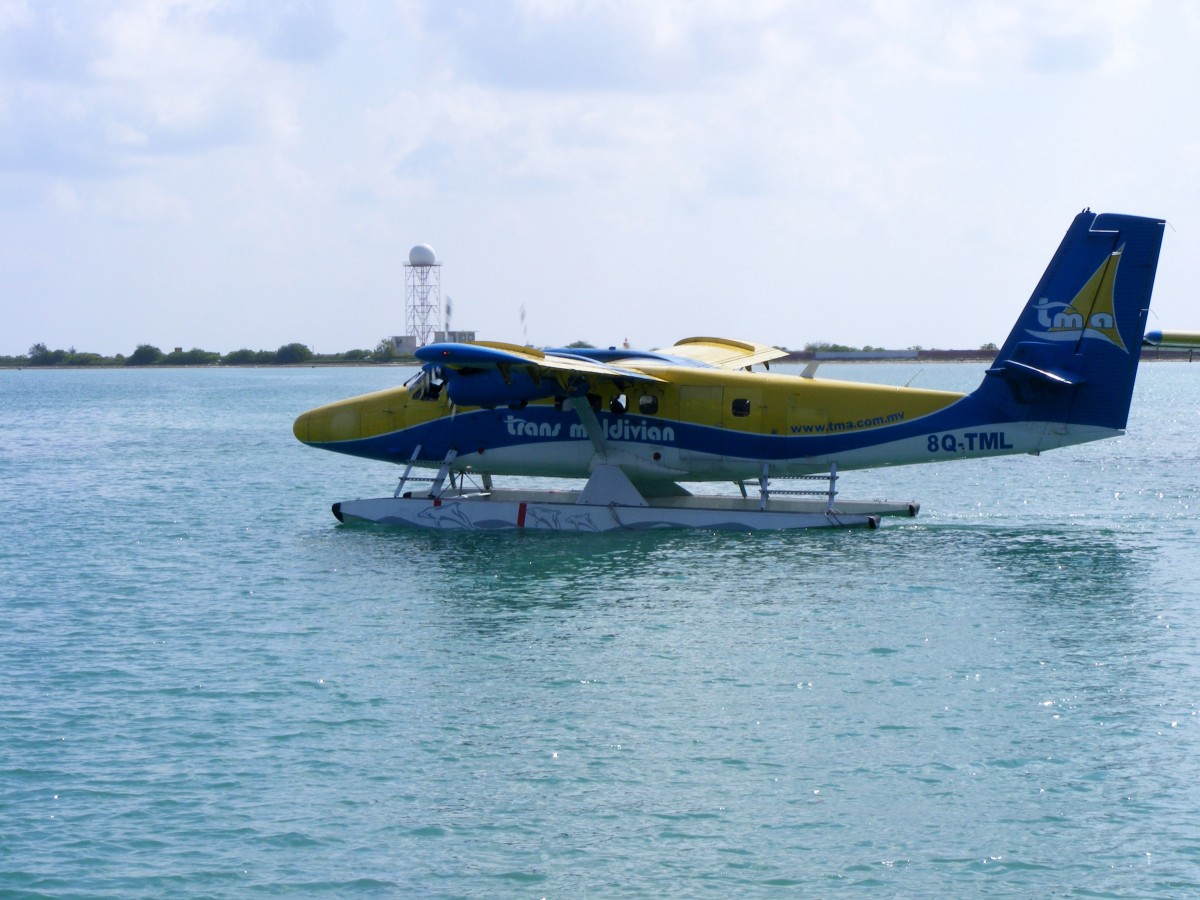 8Q-TML, DHC-6 Twin Otter, von Trans Maldivian Airways auf dem Weg zum Start im Male (MLE) am 10.3.2015