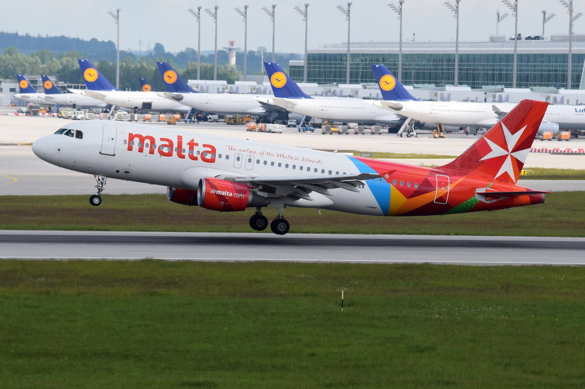 9H-AEK Air Malta Airbus A320-214  in München am 20.05.2016 vor der Landung