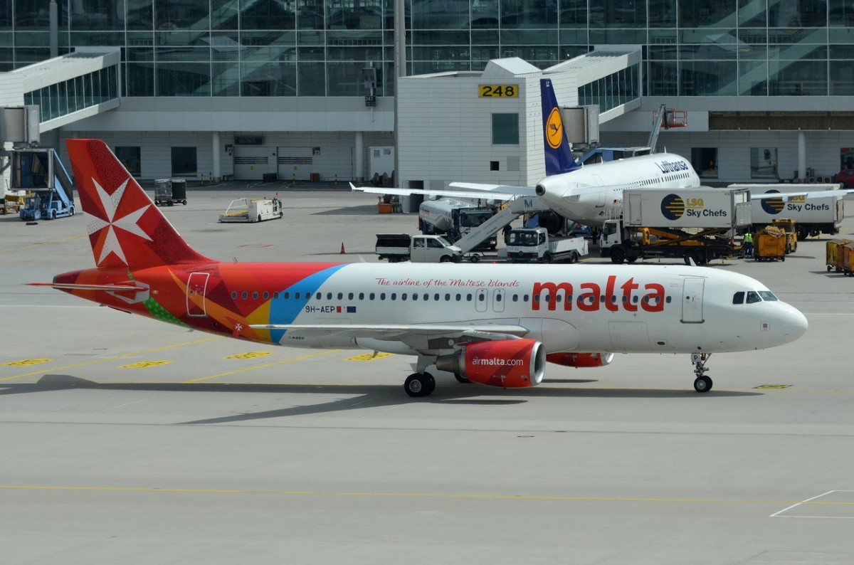 9H-AEP Air Malta Airbus A320-214  zum Gate in München  Franz Josef Strauss am 10.05.2015