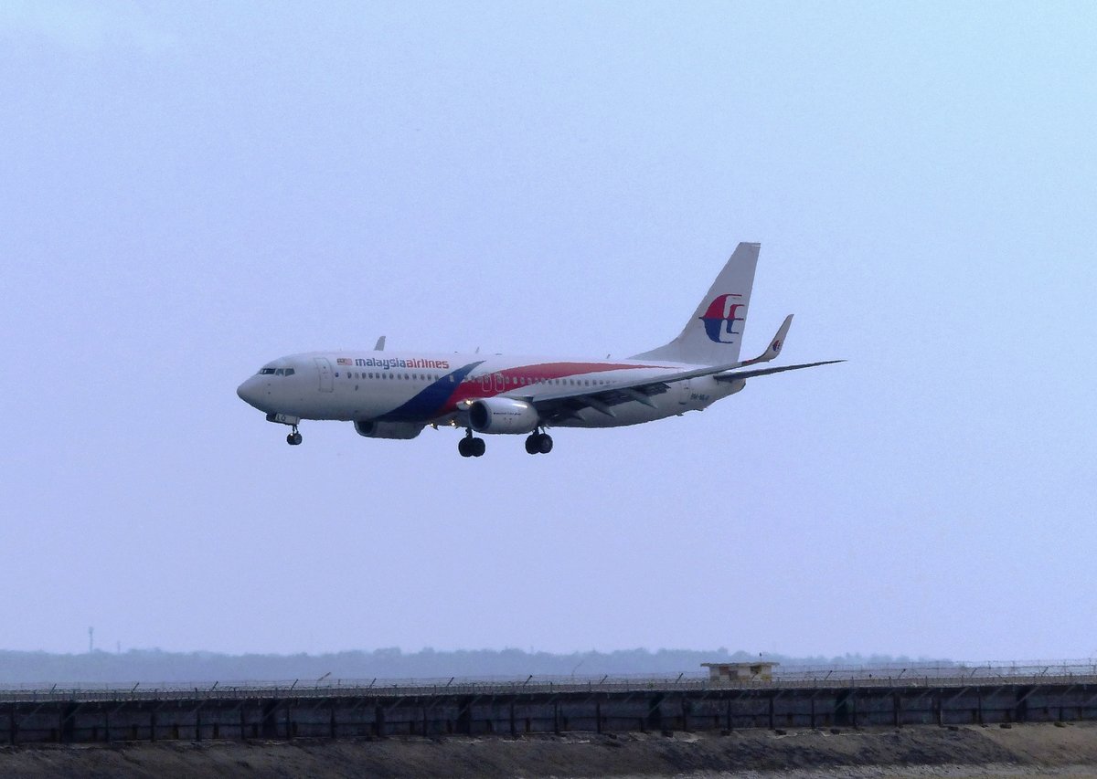 9M-MLQ, Boeing 737-8H6, Malaysia Airlines bei der Landung in Denpasar (DPS) am 6.10.2017
