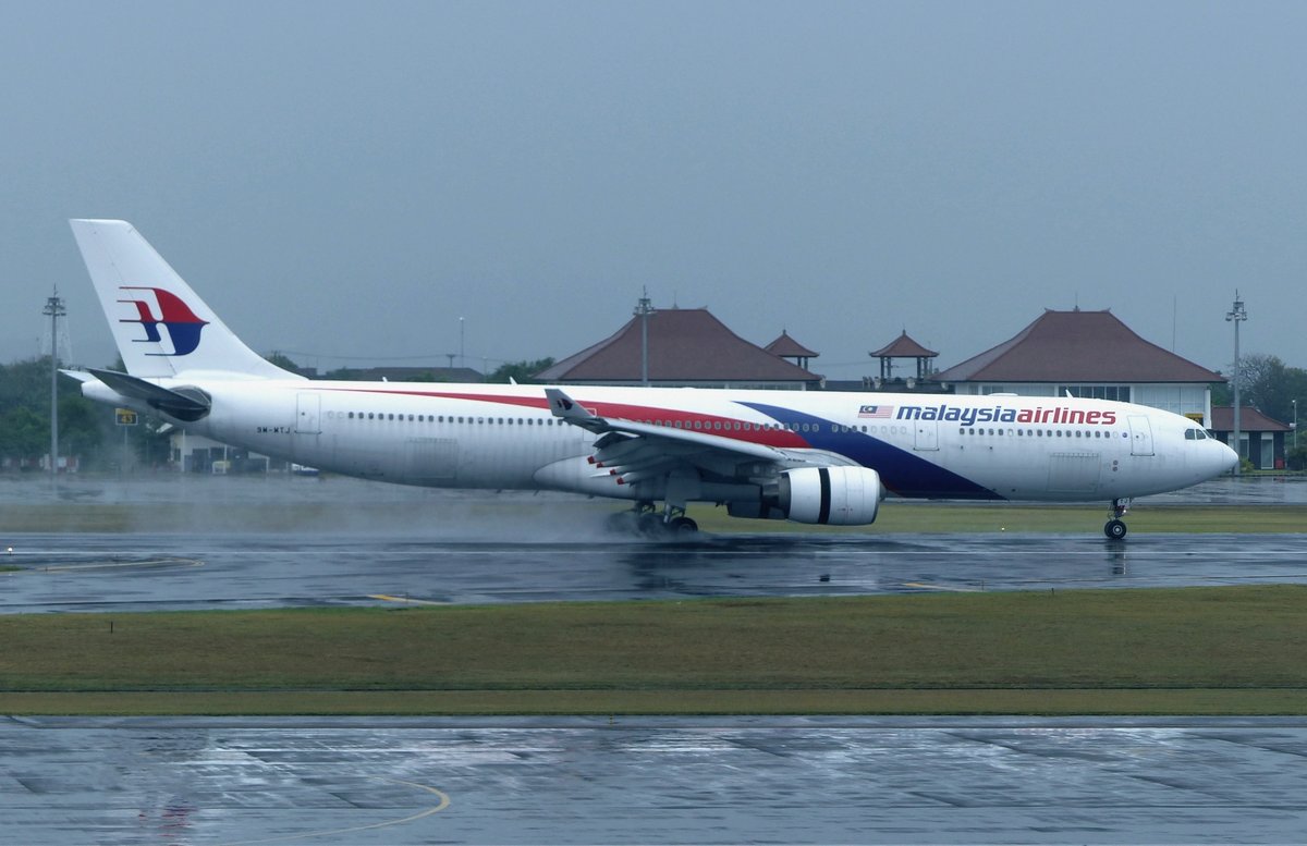 9M-MTJ, Airbus A 330-323, Malaysia Airlines gelandet auf der Piste 27 in Denpasar (DPS) am 7.10.2017