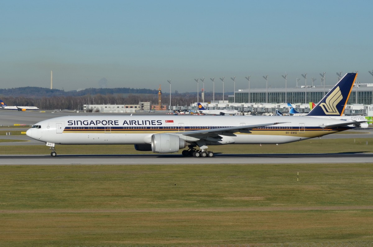 9V-SWG Singapore Airlines Boeing 777-312(ER)   beim Start am 07.12.2015 in München