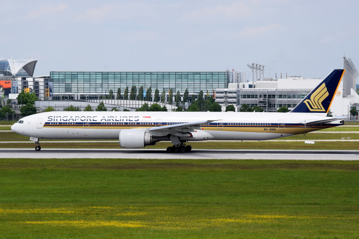 9V-SWK Singapore Airlines Boeing 777-312(ER)  beim SAtart in München am 17.05.2016