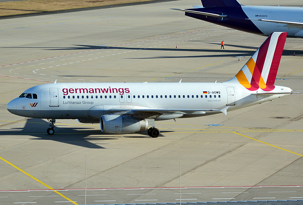 A 319-100 D-AGWQ Germanwings taxy at CGN - 02.02.2014