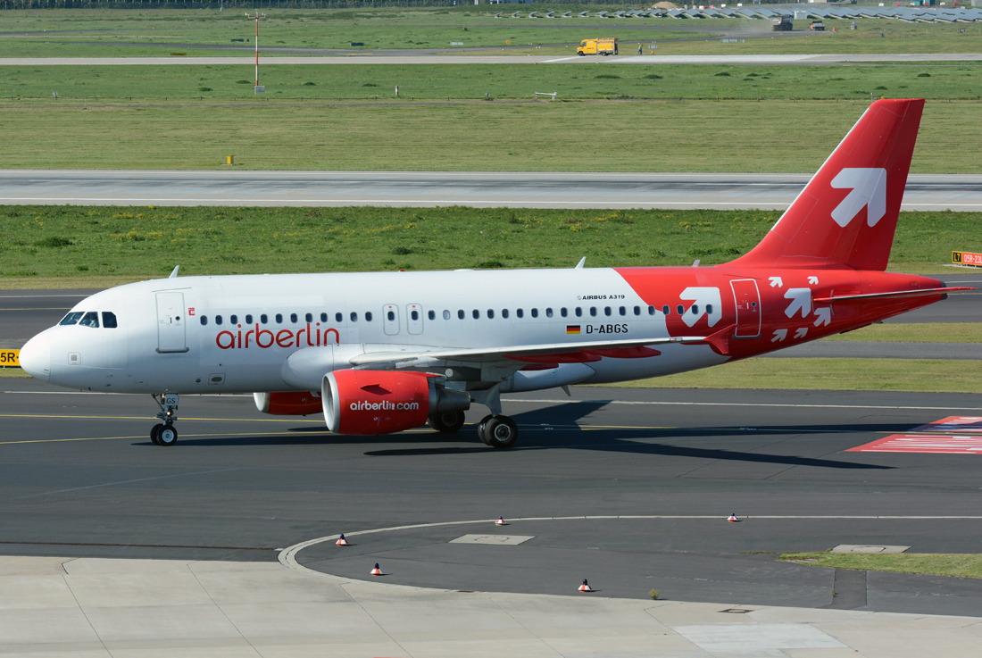 A 319-112, D-ABGS Air Berlin, auf dem Weg zum Gate in DUS - 01.10.2015